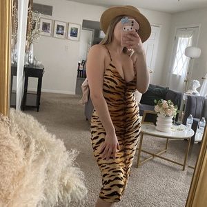 New no tag Size small tiger print midi v neck dress with Adjustable straps